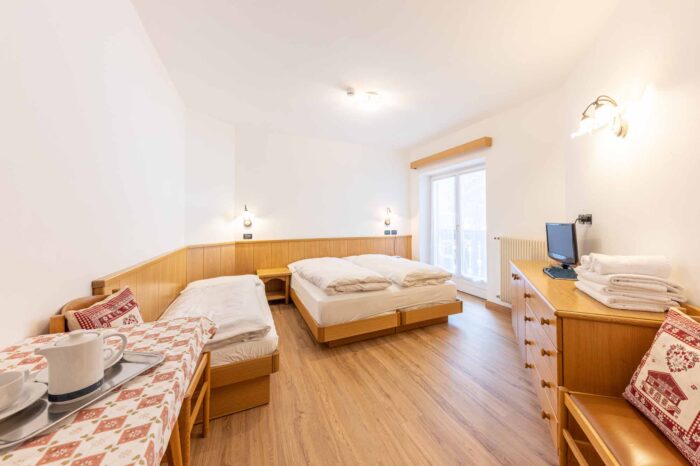 Camera tripla, hotel Arnica, 3 stelle con spa vicino alle piste, Alba di Canazei