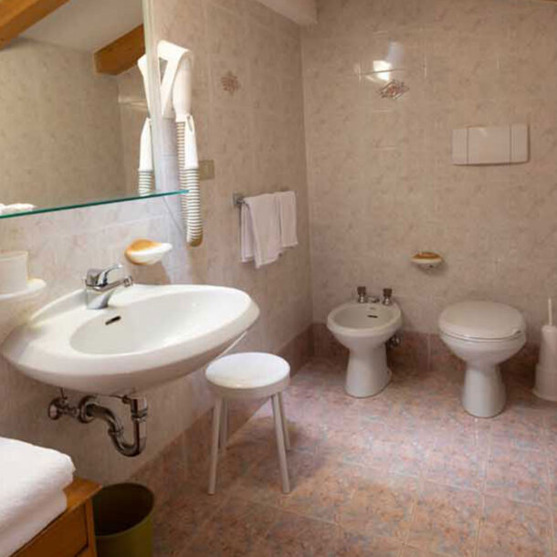 Appartamento per 4-5 persone, Hotel Arnica con spa vicino alle piste, Alba di Canazei