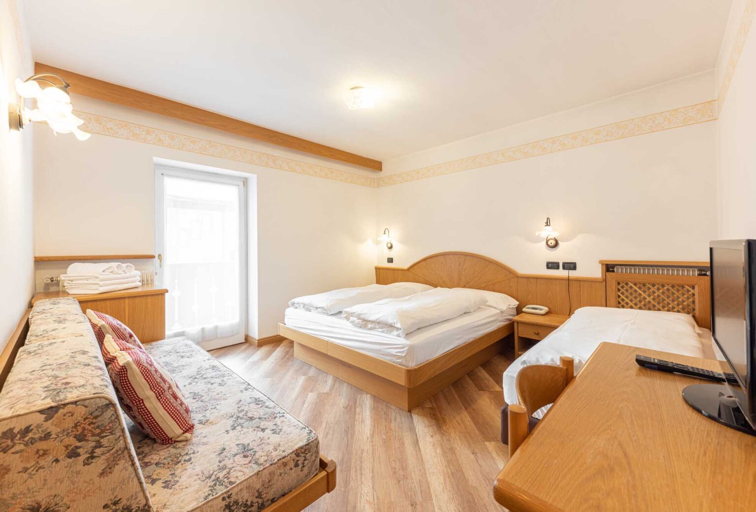 Camera quadrupla dell'Hotel Arnica, 3 stelle con spa vicino alle piste, Alba di Canazei